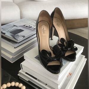 VALENTINO GARAVANI black patent leather bow top pumps sz 40 , EUC